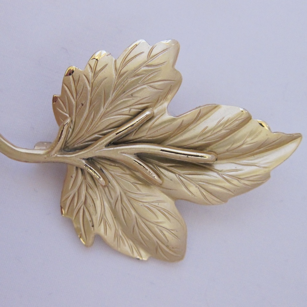 Vintage Maple Leaf brooch